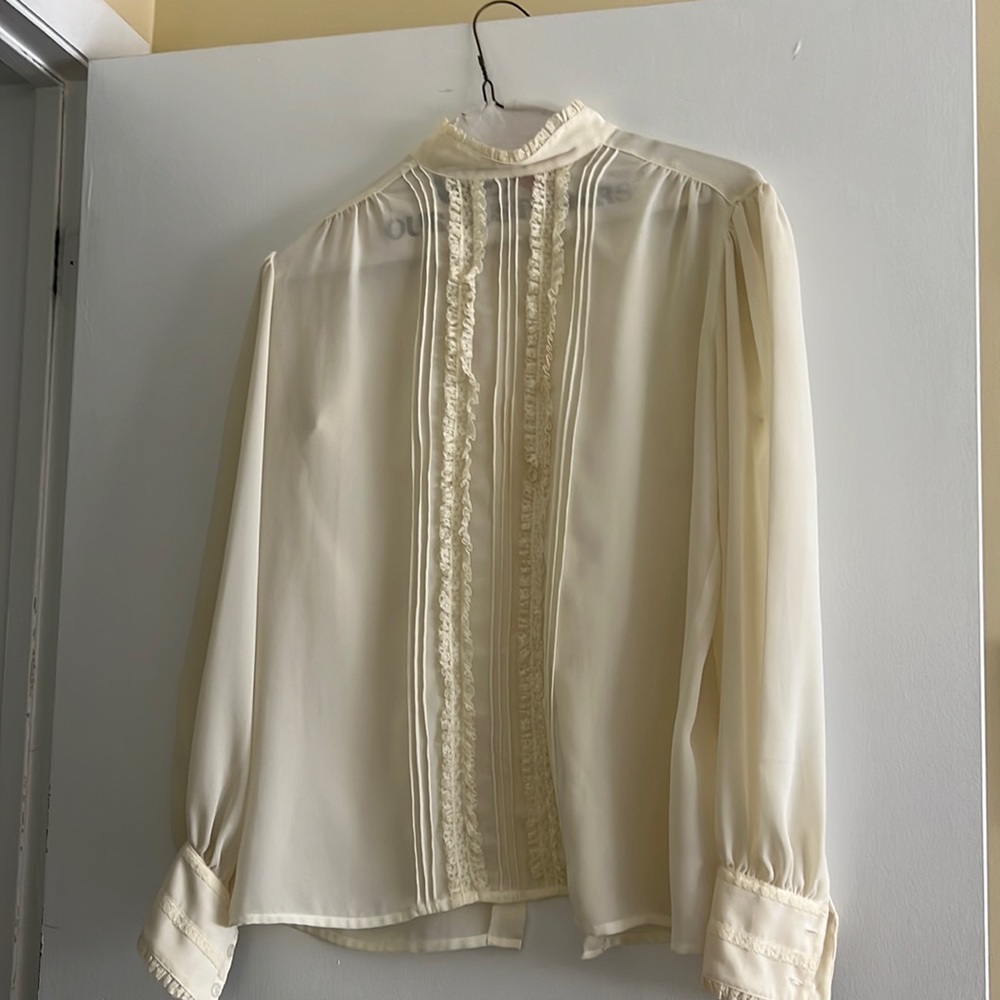 Beautiful, feminine blouse, off-white lovely under a suit